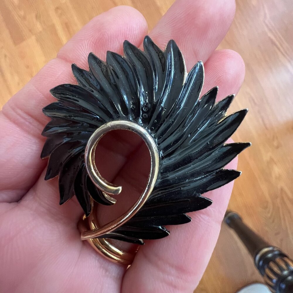 Vintage 1960s Black Enamel Gold Tone Spiral Feather Brooch Pin 2” 19.6g Retro